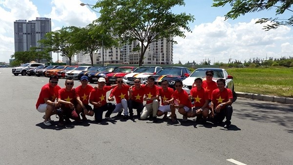 Những người chủ xe đồng loạt mặc áo in hình quốc kỳ để thể hiện tình yêu nước.