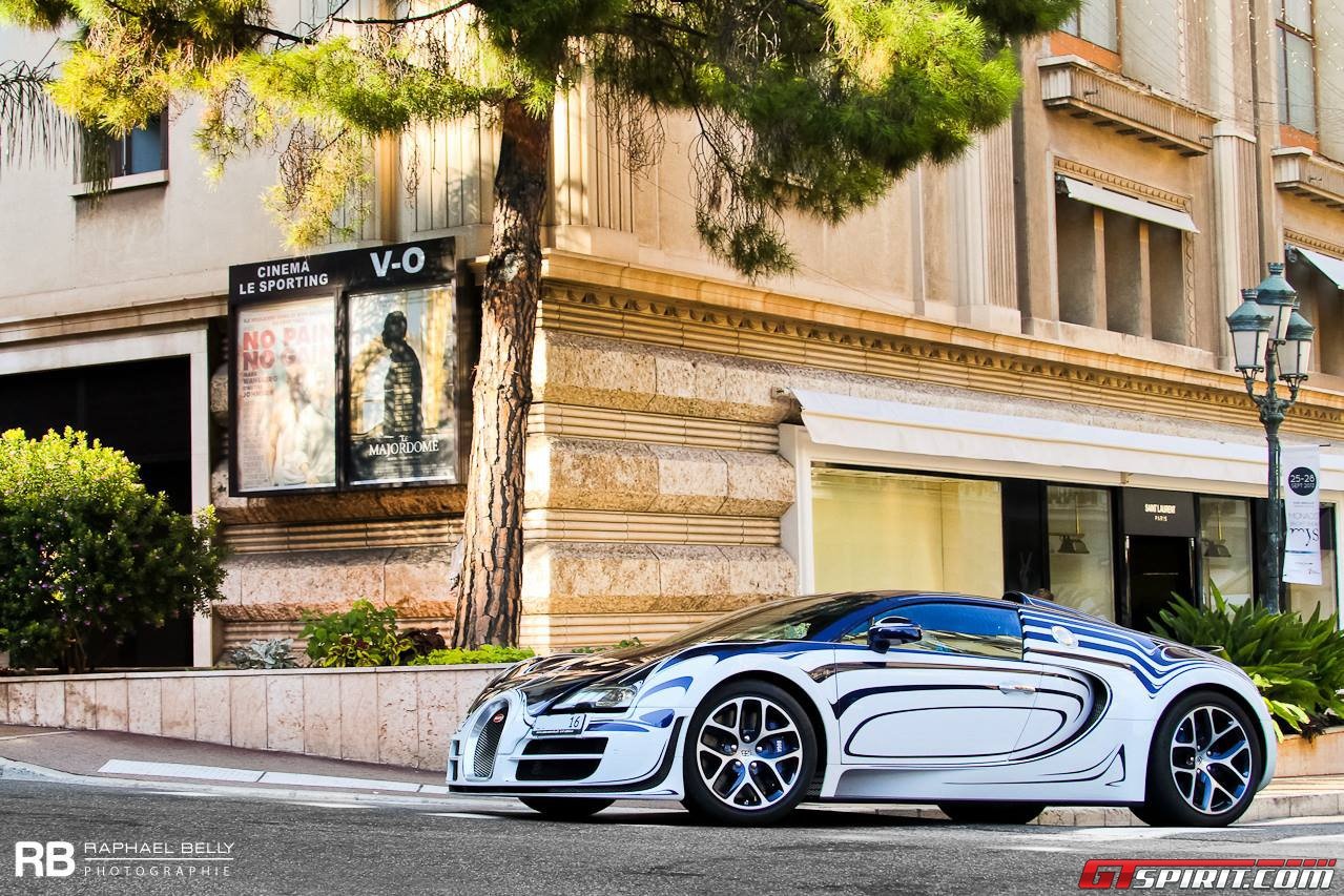 Bugatti Veyron L’Or Blanc là một trong những siêu xe đặc biệt nhất từng được sản xuất từ trước đến nay. Đây là sản phẩm kết hợp giữa Bugatti và nhà sản xuất gốm sứ Đức Königliche Porzellan-Manufaktur Berlin. Chính vì vậy, siêu xe này còn được gọi là Bugatti Veyron phiên bản gốm sứ. Trên thân xe có 7 bộ phận được sản xuất từ sứ như ở nắp bình xăng và nắp lọc dầu, biểu tưởng EB ở phía đuôi xe… Trong khi đó, nội thất xe được cũng có những chi tiết được thiết kế đặc biệt. Ngoại thất của xe được sơn hoàn toàn thủ công với hai tông màu xanh dương và trắng.