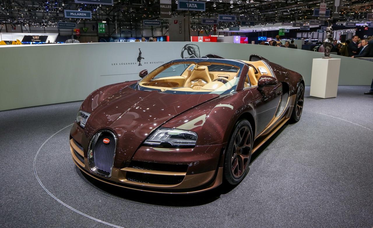 Triển lãm xe Geneva Motor Show hồi đầu năm nay là thời điểm hãng xe Pháp chính thức giới thiệu mẫu xe huyền thoại thứ 4, Rembrandt Bugatti Legends Edition. Siêu xe này được sản xuất để vinh danh Rambrandt, em trai của Jean Bugatti, đồng thời cũng là một trong những nghệ sĩ điêu khắc nổi tiếng nhất đầu thế kỉ 20. Phiên bản Rembrandt Bugatti Legends Edition được hoàn thiện với 2 tông màu vàng đồng và nâu, trong khi nội thất được bọc da với màu nâu đậm.