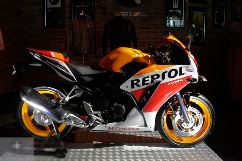 Bên cạnh đó, thiết kế mới của thân xe và phần đuôi xe mang nhiều đường nét tinh tế và hiện đại hơn so với phiên bản cũ. Trên mẫu CBR250R mới, hãng xe Nhật Bản cũng trang bị thêm bộ yên xe mới, giúp người lái thoải mái hơn khi điều khiển xe. Hệ thống treo Pro-Link cũng được tinh chỉnh lại, giúp quá trình vận hành xe ổn định và êm ái. 