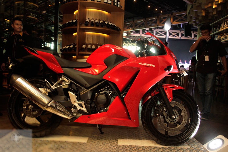 Cung cấp sức mạnh cho CBR250R mới vẫn là khối động cơ 4 thì, 250 phan khối, xi-lanh đơn, DOHC, công suất 29 mã lực tại 9.000 vòng/phút và mô-men xoắn cực đại 23 Nm tại 7.500 vòng/phút, kết hợp cùng hệ thống phun xăng điện tử. Theo Honda, hệ thống xả của xe được tính chỉnh lại, kết hợp cùng hệ thống phun xăng điện tử sẽ cho mức tiêu thụ nhiên liệu khoảng 50,1 km/ lít xăng. 