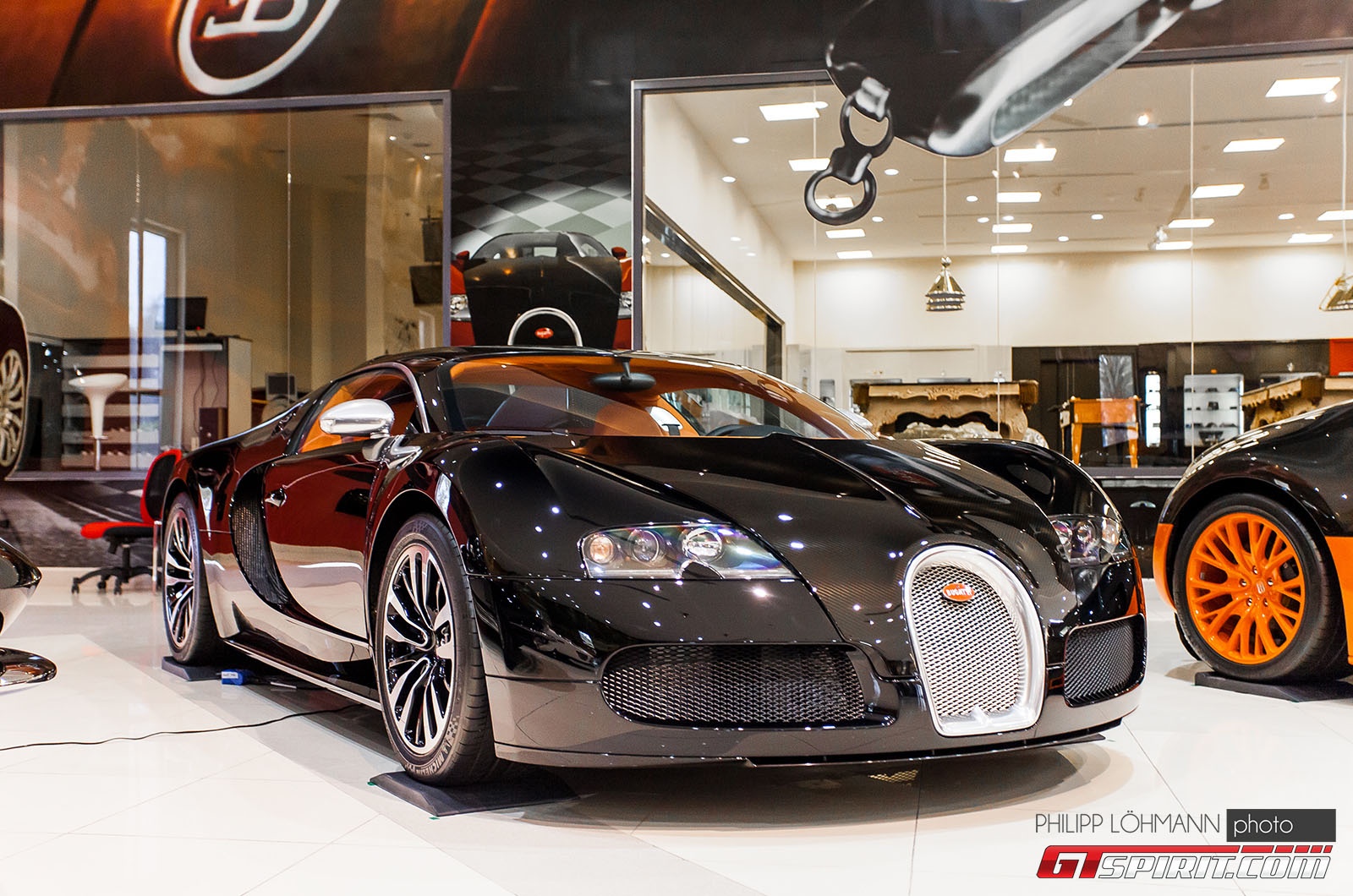 Một khu vực đặc biệt được dành riêng để trưng bày siêu xe của Ferrari, với các mẫu xe nổi tiếng như F40, F50, Enzo, 599XX. Thậm chí, siêu xe mới nhất LaFerrari cũng xuất hiện trong bộ sưu tập này. Trong bộ sưu tập của Sheikh Sultan còn có siêu xe Porsche Carrera GT và mẫu xe cực hiếm Porsche GT1. 