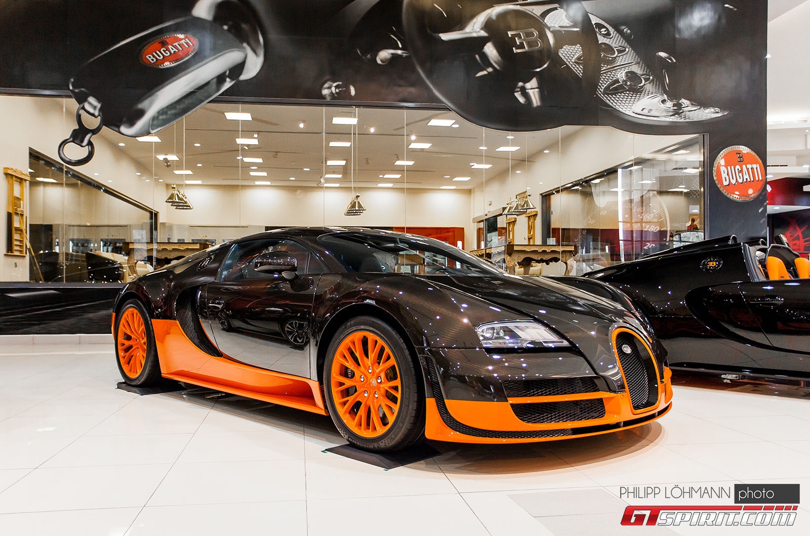 Những mẫu xe nổi tiếng của Mercedes-Benz cũng góp mặt trong dàn xe này, bao gồm SLR 722 Edition, SLR 722 S , SLR Stirling Moss , SL65 Black Series , mẫu xe huyền thoại 300SL Gullwing và mẫu xe cực hiếm CLK GTR Roadster. 