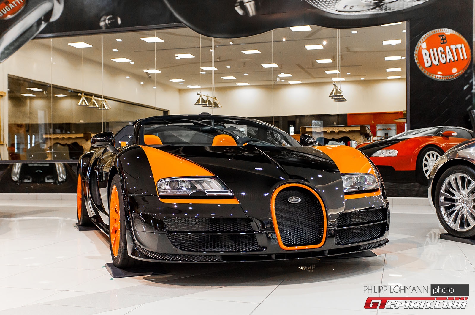 Trên trang web riêng của garage xe này, Sultan chia sẻ: “ Khi đặt chân đến thăm bảo tàng xe Porsche lần đầu tiên, tôi đã bị mê hoặc bởi những mẫu xe trưng bày ở đây. Đó chính là lý do khiến tối nảy sinh ý định xây dựng một garage cho riêng mình, nơi tôi có thể chia sẻ đam mê với những người yêu xe khác.”