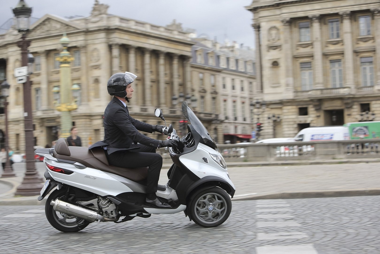 Piaggio đã cải tiến cốp để đồ dưới yên xe, tăng thêm diện tích chứa đồ. Ngoài ra, trong cốp xe còn có một cổng sạc điện 12V, đèn chiếu sáng. Diện tích tăng giúp cốp xe có thể chứa được 2 mũ bảo hiểm cả đầu. Yên xe mở lên bằng công tắc điện.