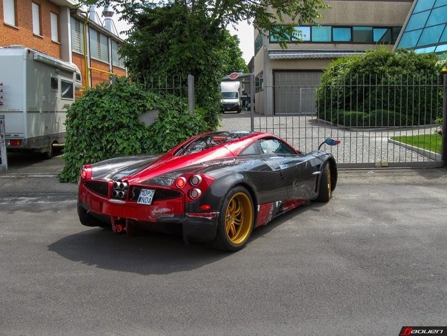 Những chiếc Pagani Huayra này đều xuất hiện với tông màu nâu đen của sợi carbon, kết hợp với màu vàng, màu trắng. Những chi tiết bằng sợi carbon trên xe bao gồm mui xe,  nóc xe, các trụ, hệ thống cánh gió, khuếch tán gió và cả cánh gió lớn phía sau.
