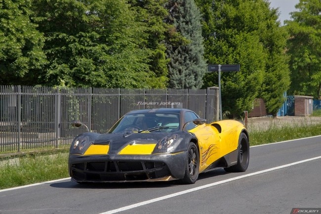 Ngoài ra, gần đây còn xuất hiện một chiếc Pagani Huayra được cho là chiếc xe thứ sáu dành cho thị trường Mỹ, với sự kết hợp của màu đen và màu đỏ ở thân xe, cùng tông màu vàng ở những chiếc la-zăng, và gói tùy chọn thể thao.