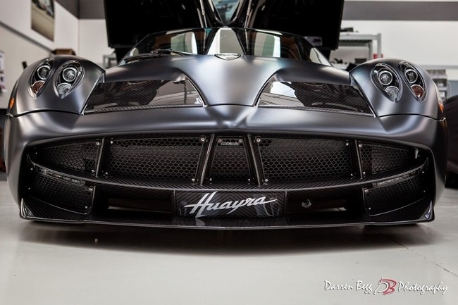Một chiếc Pagani Huayra màu đen cũng