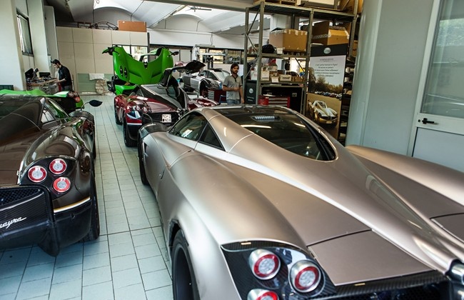 Không phải tự nhiên sự xuất hiện của vài chiếc Pagani Huayra lại thu hút nhiều sự chú ý của người yêu xe đến thế . Đây là một trong những siêu xe tuyệt vời nhất và được chế tạo với số lượng ít nhất thế giới. Thông thường những siêu xe của Pagani đều được đặt hàng trước và thường có giá tăng dần theo thời gian.