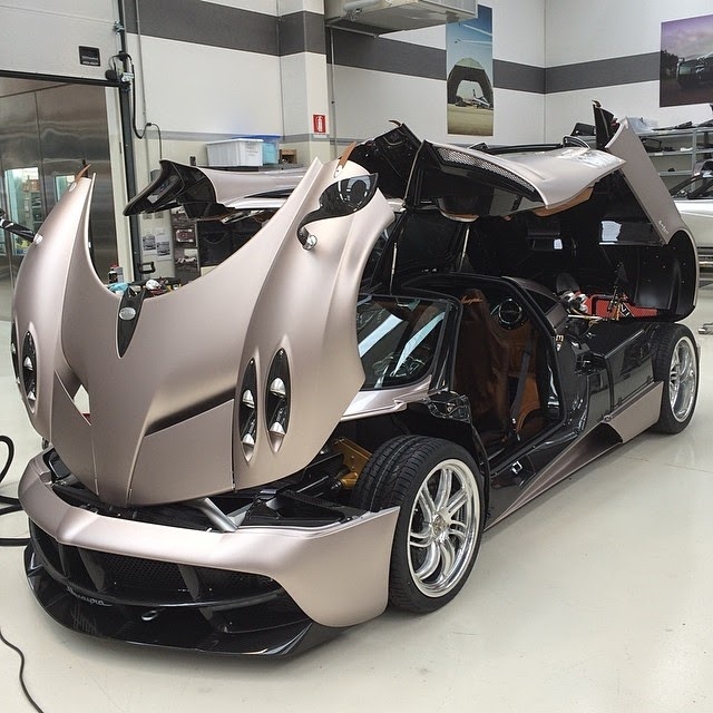 Trong khi đó chiếc Pagani Huayra màu nâu vừa xuất hiện được cho là sẽ được bàn giao cho một khách hàng tại Hồng Kông.