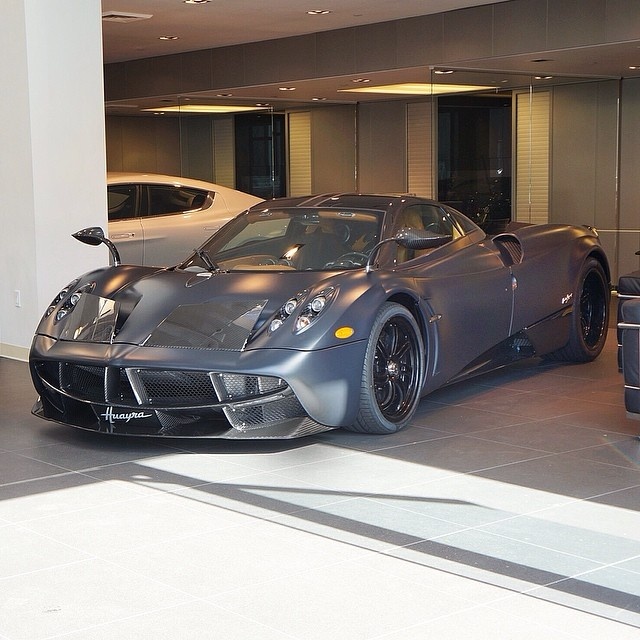 Pagani Huayra được giới thiệu lần đầu tiên vào đầu năm 2011, để thay thế cho huyền thoại Pagani Zonda. Siêu xe Pagani Huayra được trang bị động cơ động cơ V12 Biturbo, dung tích 6.0 lít của Mercedes-AMG. Khối động cơ này có công suất tối đa 730 mã lực và momen xoắn cực đại 1.000 Nm, giúp Pagani Huayra có thể tăng tốc từ 0-100 km/h chỉ trong 3,3 giây và đạt tốc độ tối đa 370 km/h.