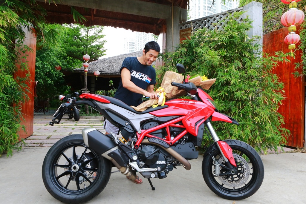 Ducati Hypermotard 2014 được Johnny Trí Nguyễn mua về cách đây không lâu. Đây là mẫu xe địa hình hỗn hợp, tiện dụng khi di chuyển trên nhiều cung đường khác nhau. Hypermotard được Ducati giới thiệu lần đầu tiên vào tháng 11/2005 tại triển lãm xe EICMA (Milan, Ý). Thời điểm đó, mẫu xe của Ducati được bình chọn là chiếc xe tốt nhất triển lãm. Hypermotard những đời đầu được trang bị động cơ Desmodromic, dung tích 1.078 phân khối.