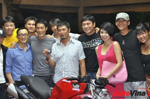 Ngoài hai mẫu xe mua cho riêng mình, Johnny Trí Nguyễn cũng đã từng mua một chiếc Monster 795 tặng cho anh trai. Đây là món quà sinh nhật được Johnny Trí Nguyễn gửi tặng đạo diễn Charlie Nguyễn. Ảnh: Autovina