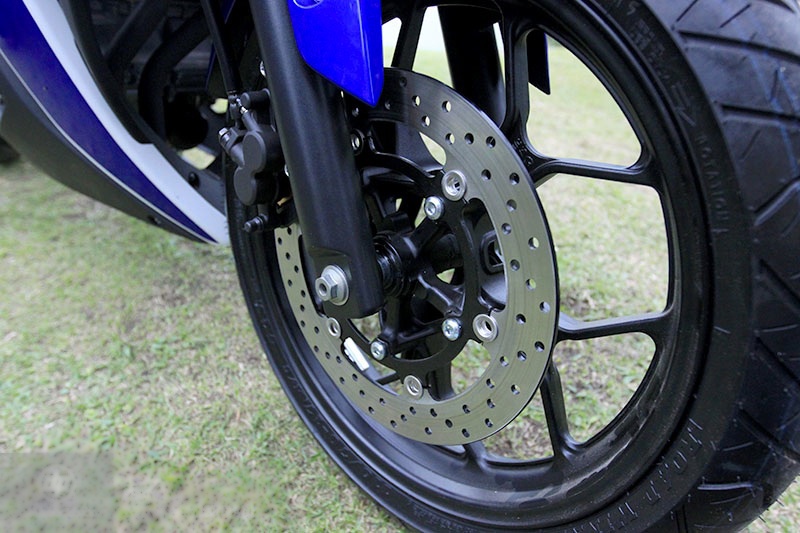 Yamaha R25 sử dụng phuộc trước dạn ống lồng telescopic, hành trình 41 mm. Trong khi đó, phia đuôi xe được trang bị giảm xóc dạng monoshock, gắp sau đơn kích thước lớn. 