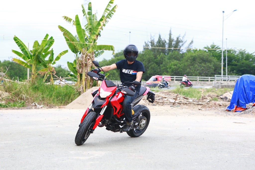Trong khi đó, phiên bản Hypermotard 2014 của Johnny Trí Nguyễn đã nhận được nhiều thay đổi cả ở kiểu dáng và động cơ so với những phiên bản trước đó. Hãng xe Ý đã trang bị cho Hypermotard 2014 khối động cơ Testastretta góc nghiêng 11 độ, dung tích 821 phân khối, làm mát bằng dung dịch, công suất tối đa 110 mã lực tại 9.250 vòng/phút và mô-men xoắn cực đại 89 Nm tại 7.500 vòng/phút. Mẫu Hypermotard 2014 được cài đặt 3 chế độ vận hành Sport, Touring và Urban. Trong đó, ở chế độ vận hành Urban, chiếc xe chỉ sản sinh công suất 75 mã lực, phù hợp khi di chuyển trên phố.  Những trang bị an toàn trên mẫu xe này gồm có hệ thống chống bó cứng phanh ABS, kiểm soát lực kéo DTC…