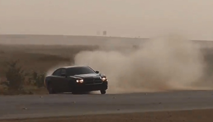 Dan choi A-rap 'dot lop' o to o van toc 220 km/h tren xa lo hinh anh