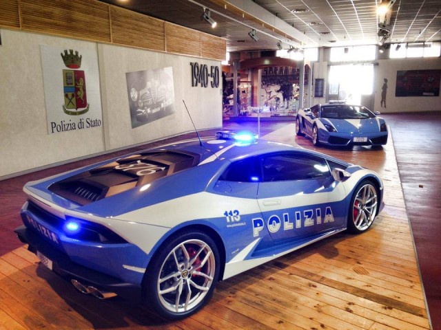 Canh sat Y nhan them sieu xe Lamborghini Huracan hinh anh