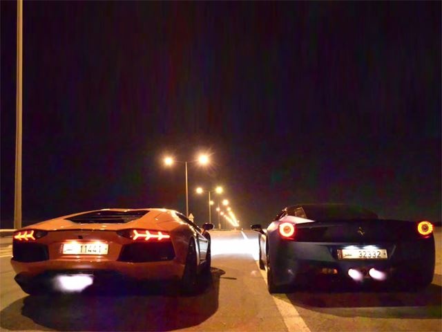 Lamborghini Aventador va Ferrari 458 Italia thi tai khac lua hinh anh
