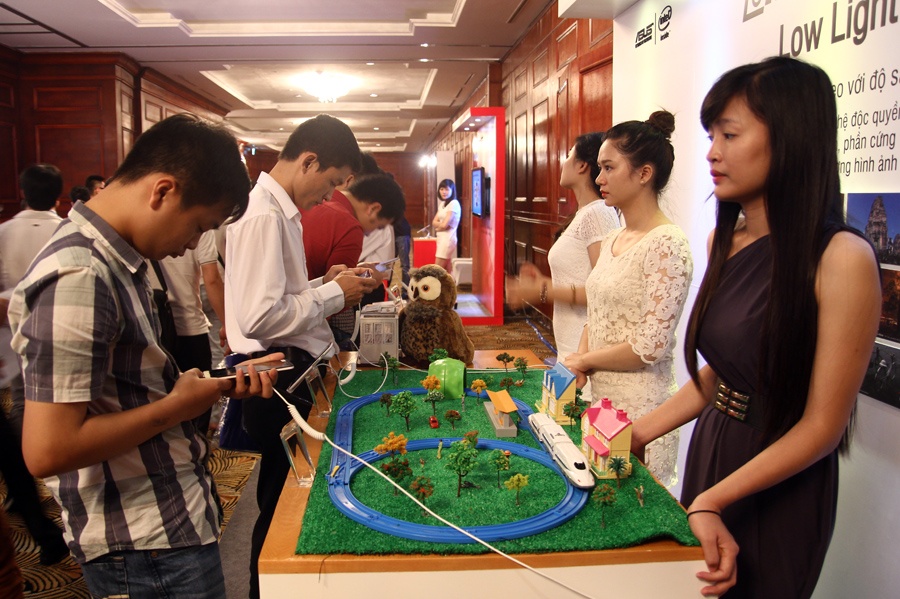 Buổi off-line của Asus thu hút nhiều bạn trẻ đam mê công nghệ.