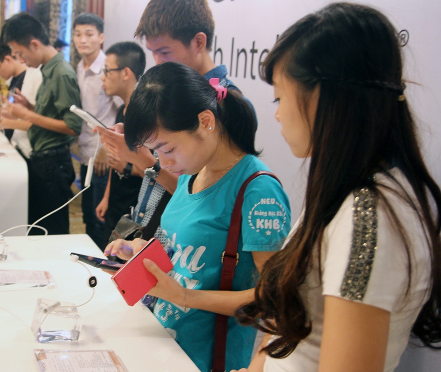 Asus Zenfone 5 van chua co ngay ban chinh thuc tai Viet Nam hinh anh