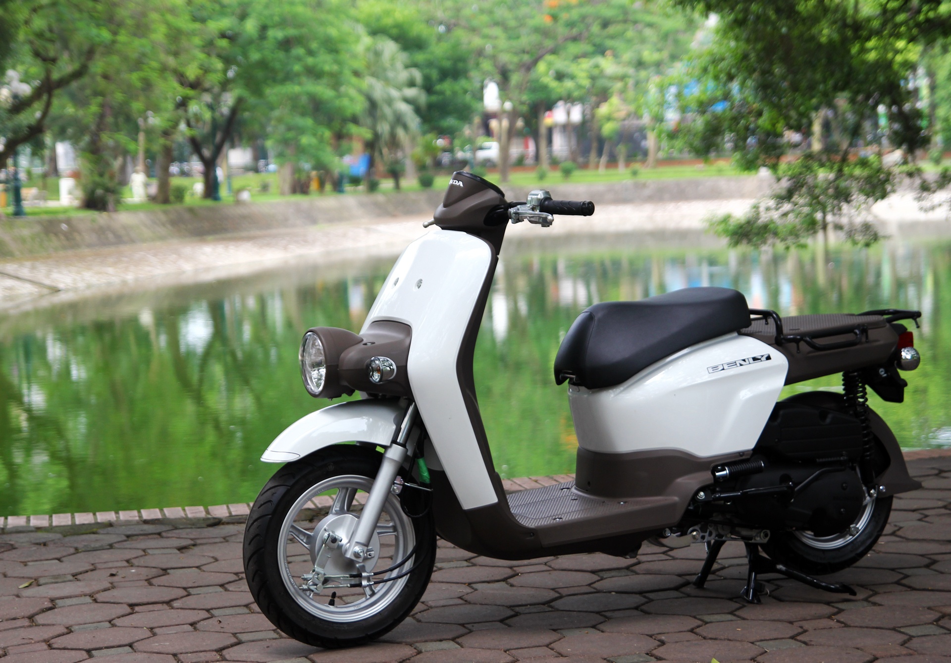 Can canh xe ga phong cach la Honda Benly 110 tai Ha Noi hinh anh
