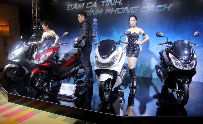 Honda PCX mới sở hữu thiết kế đèn pha mới, cùng bóng đèn LED. Ảnh: Hân Nguyễn.