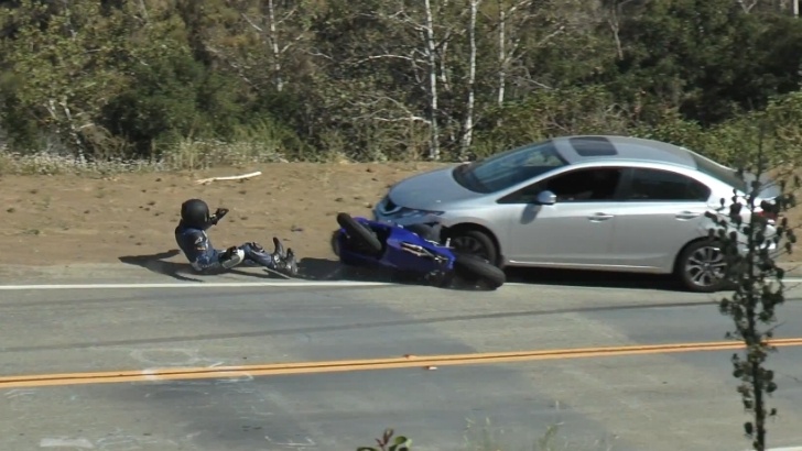 Mat lai, nguoi dieu khien Yamaha R6 chui gam Honda Civic hinh anh