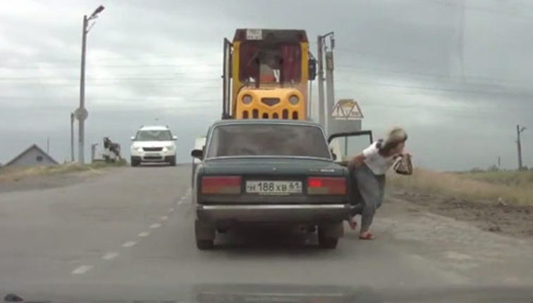 Video giao thong: Nguoi phu nu thoat khoi o to truoc tai nan hinh anh