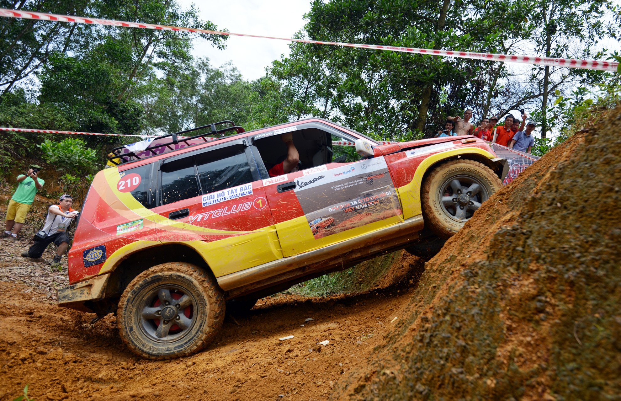 Ngay dau dua xe dia hinh VOC 2014 hinh anh