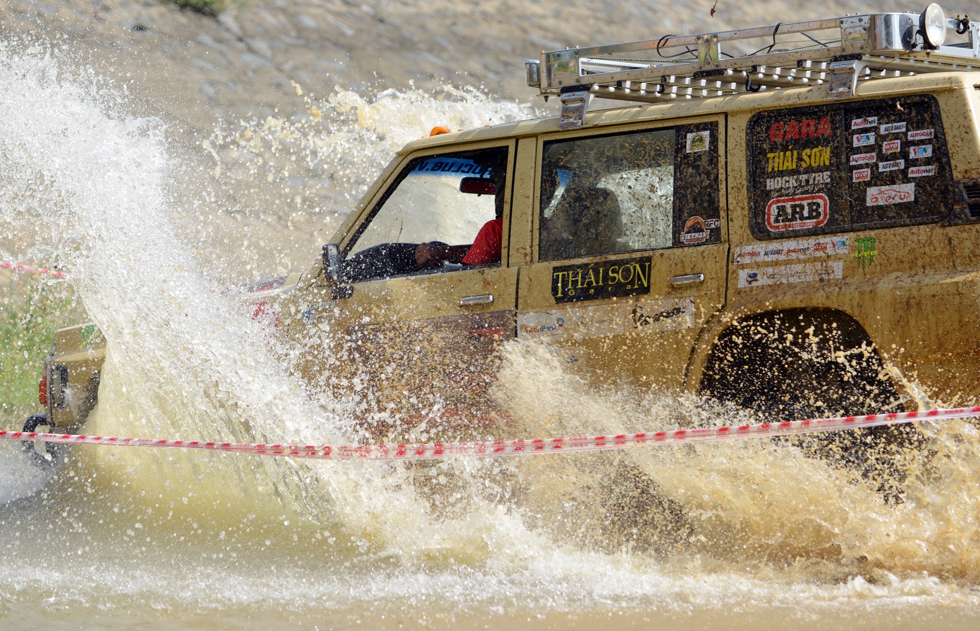 Cac tay dua xe dia hinh Viet leo doc, vuot dam lay hinh anh