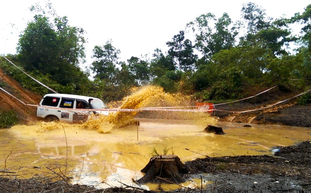 Bài thi số 5 cũng là một thử thách thú vị với các tay lái, địa hình bao gồm cả vượt dốc, vượt đầm lầy và chạy những góc cua khó. 