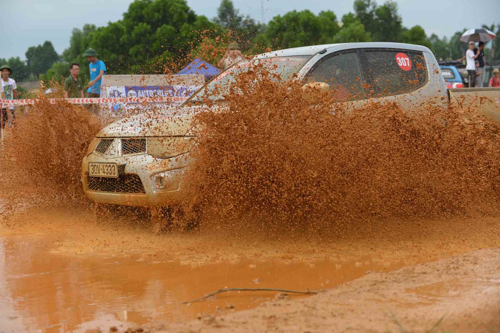 Xe ban tai do tai vuot dam lay tai Ha Noi hinh anh