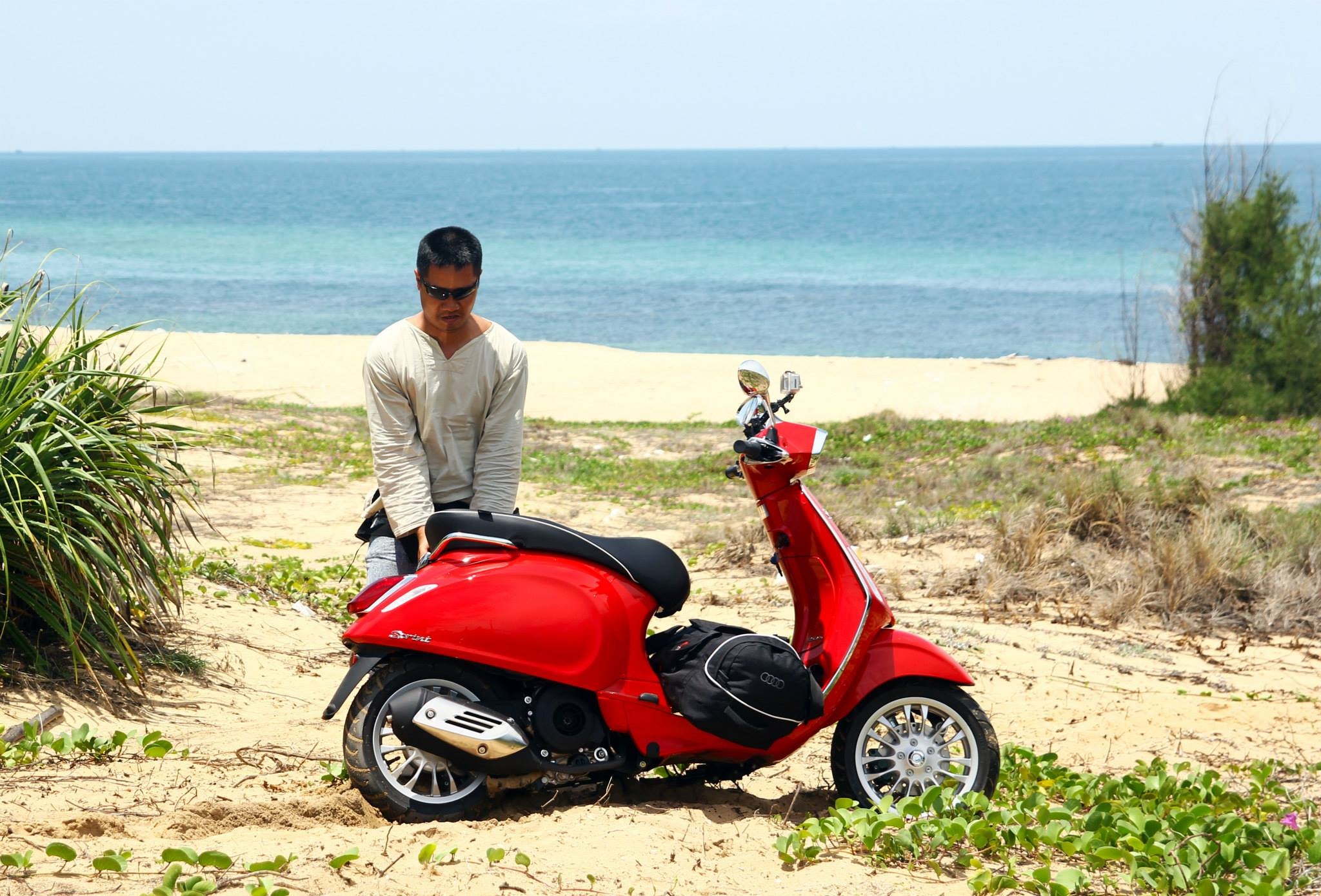 Đôi khi những đoạn cát lún quá quá sau thì người lái cũng chỉ còn nước xuống dắt xe. Đuôi xe của cả Vespa Sprint và Vespa GTS đều khá nặng, do đó việc dắt hai mẫu xe này khá vất vả. 