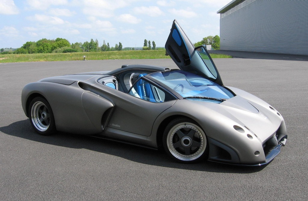 Vào năm 1998, Lamborghini đã mang tới triển lãm xe Paris Motor Show bản concept siêu xe Pregunta. Mẫu concept này được phát triển từ siêu xe Lamborghini Diablo,dẫn động cầu sau thay vì dẫn động 4 bánh, có sức mạnh 530 mã lực sinh ra từ khối động cơ V12, có thể đạt vận tốc tối đa 207 km/h. 