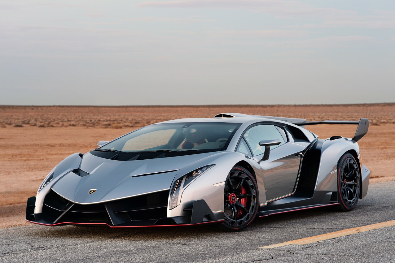 Không phải mọi mẫu xe do Lamborghini thiết kế đều được đánh giá cao, Veneno là một trong số đó. Ra mắt tại triển lãm xe Geneva Motor Show 2013, Veneno là siêu xe mạnh mẽ nhất của Lamborghini, nhưng cũng là siêu xe có thiết kế không thật sự bắt mắt. Cung cấp sức mạnh cho xe là khối động cơ V12, 6,5 lít tương tự như trên Aventador, tuy nhiên công suất của Veneno ở mức 739 mã lực và có thể đạt vận tốc tối đa 352 km/h. 