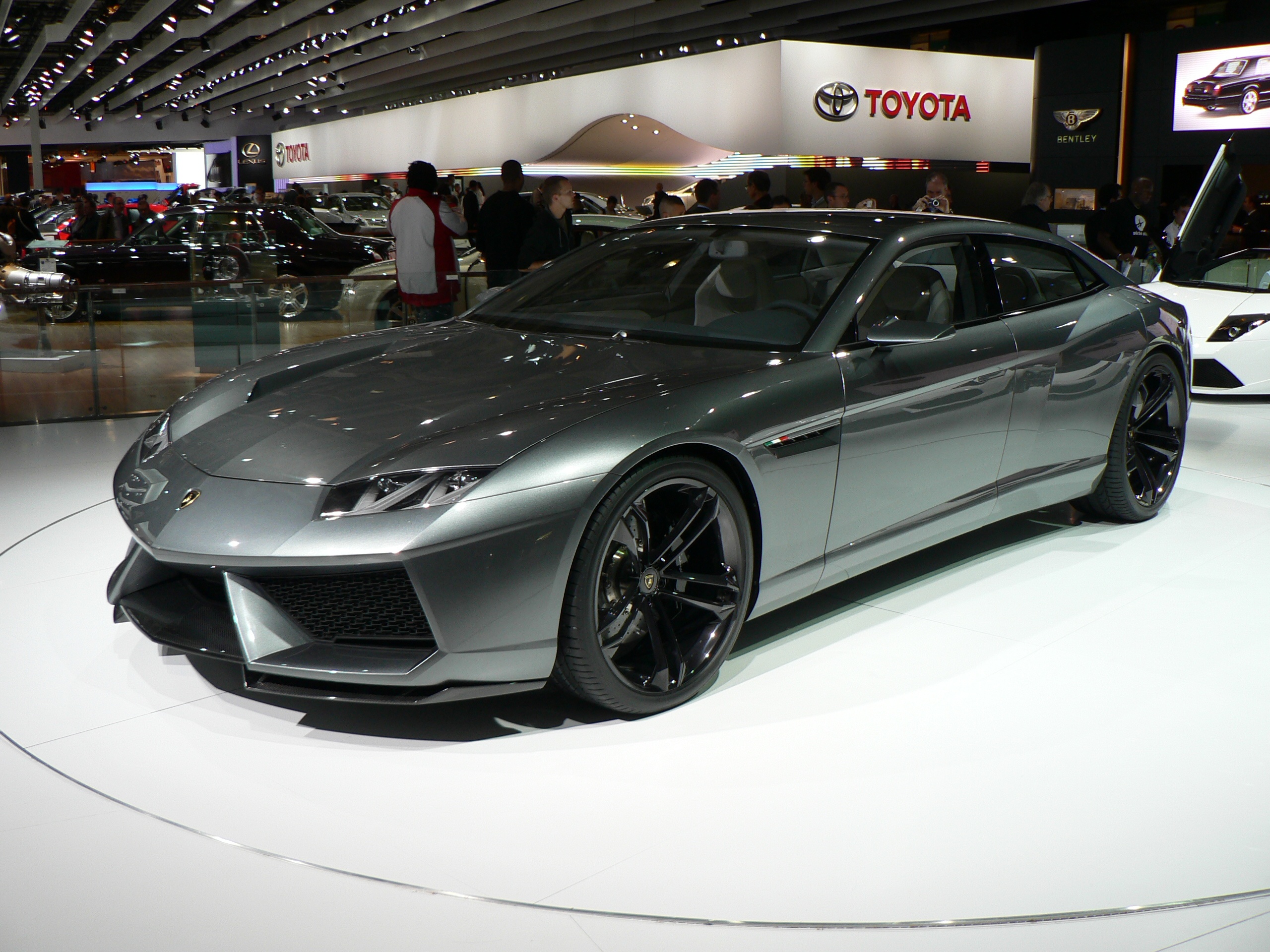 Tại kỳ triển lãm xe Paris Motor Show 2008, Lamborghini đã gây nhiều ngạc nhiên khi giới thiệu mẫu xe 4 cửa, 4 chỗ được cho là đối thủ cạnh tranh trực tiếp của những cái tên như Aston Martin Rapide và Porsche Panamera. Thiết kế thân xe khá đồ sộ với chiều dài 5 m và rộng 2 m, sử dụng dụng động cơ V10, dung tích 5,2 lít của siêu xe Gallardo, công suất 560 mã lực. Sau này thiết kế của Estoque đã phần này được sử dụng trên siêu SUV Urus.