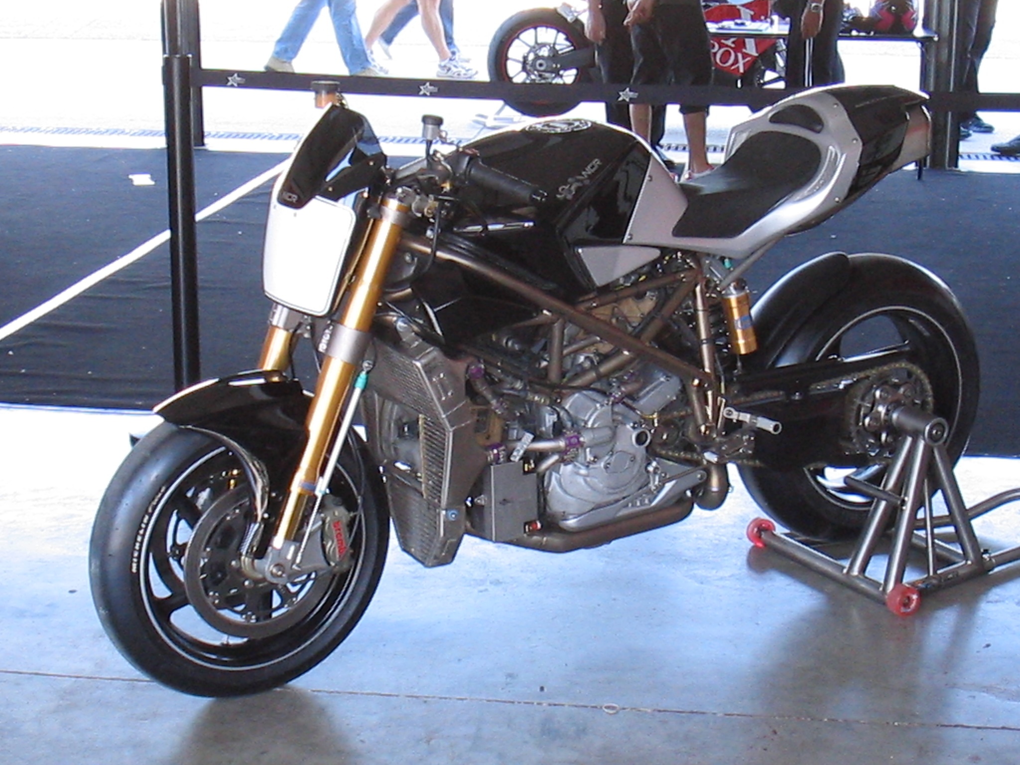 Bản concept Ducati Macchia Nera được trang bị khối động cơ V-Twin, công suất 185 mã lực, kết hợp cùng hộp số 6 cấp, tốc độ tối đa lên đến 368 km/h. Hệ khung sườn của xe được chế tạo từ sợi carbon, kim loại và hợp kim nhôm, titan. Mẫu xe concept này có giá bán lên đến <abbr class=