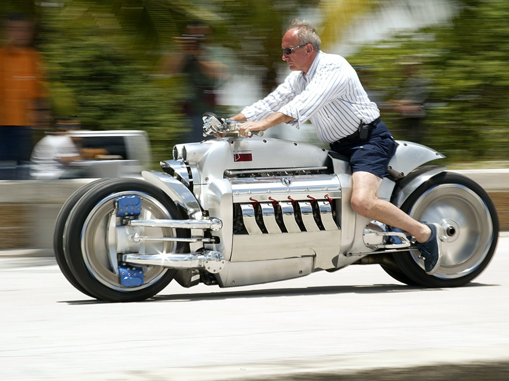 “Con quỷ tốc độ” Dodge Tomahawk được trang bị khối động cơ V10, 8,3 lít, loại động cơ sử dụng trên những chiếc xe hơi thể thao Viper. Nhờ khối động cơ siêu khủng, Dodge Tomahawk có thể tăng tốc từ 0-100 km/h trong 2,6 giây và đạt vận tốc tối đa 672 km/h. Mẫu mô tô này được trang bị 2 bánh xe phía trước và 2 bánh phía sau để tăng sự ổn định khi vận hành. Giá bán của Tomahawk ở mức <abbr class=