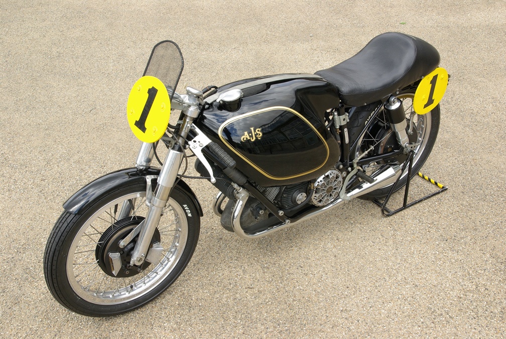 Mẫu xe cực hiếm Porcupine chỉ được sản xuất với số lượng 4 chiếc. Đây là sản phẩm của một hãng xe Anh Quốc, sản xuất vào những năm thế chiến thứ II. Để sở hữu mẫu xe cổ điển này, những người chơi xe phải bỏ ra số tiền lên đến <abbr class=