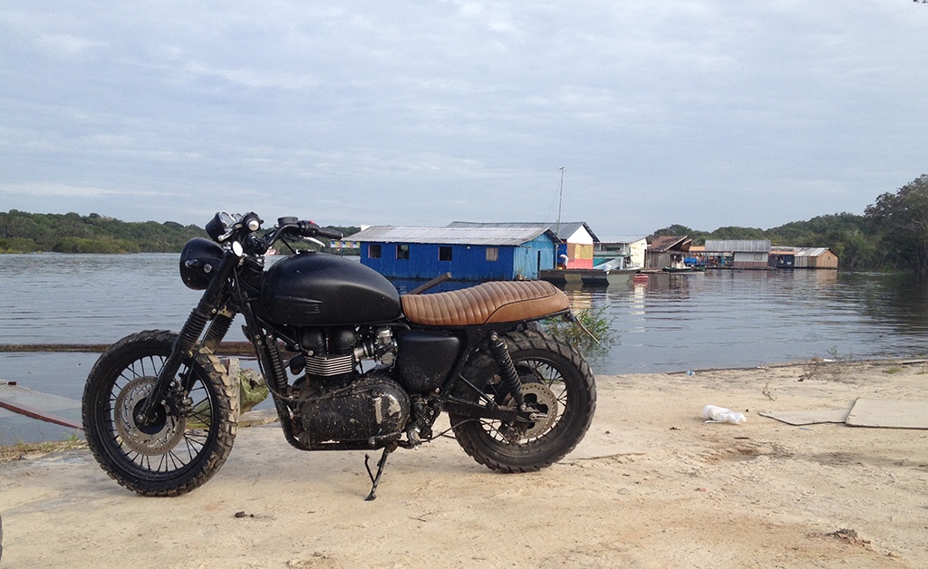 Mẫu Triumph Bonneville độ Beckham điều khiển trong hành trình.