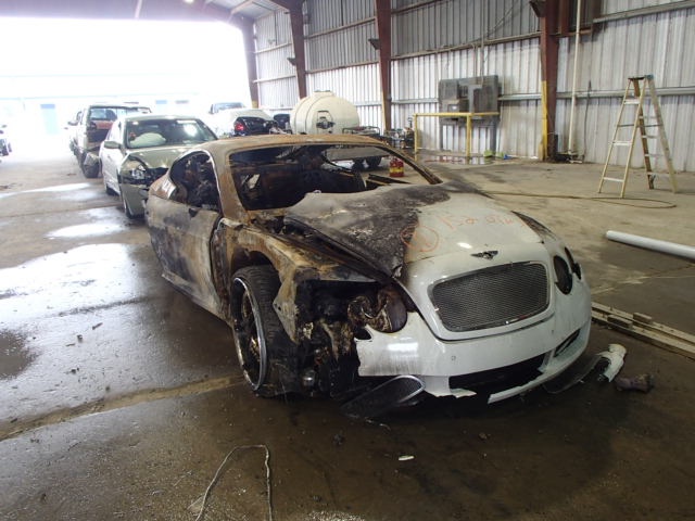 Chiếc Bentley Continental GT gần như chỉ còn nguyên vẹn một chút sơn ở phần đầu xe.