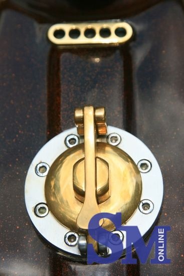 Những hình ảnh được vẽ và khắc trên thân xe Harley Conqueror Blackhawk mang phong cách huyền bí của trường phái điêu khắc và hội họa Gothic vốn phát triển mạnh tại Pháp và chỉ mất một thời gian ngắn đã trở nên phổ biến khắp Tây Âu từ thế kỷ thứ 12. Khi quan sát kỹ những hình vẽ trên thân xe, sẽ cảm nhận sự hầm hố mang màu sắc và phong thái hỗn loạn xen lẫn những đường nét quái dị, như ngầm chuyển tải thông điệp về một sức mạnh thiên nhiên thần thánh, hiện thân cho tham vọng chinh phục trong mỗi con người mang tinh thần Conqueror.