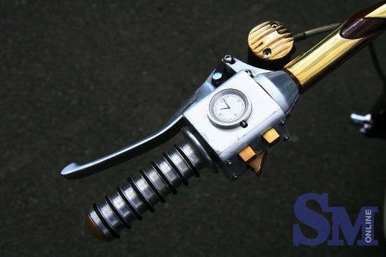 Ngoài dàn khung, phuộc gin, nhóm thợ độ còn giữ lại động cơ, bình xăng con để tiếng máy nổ đúng “chất” Harley. 