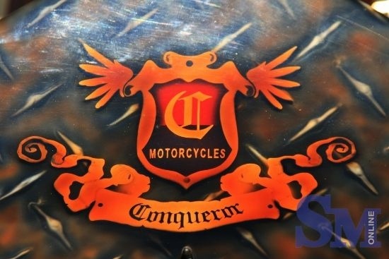 Chiếc xe được đặt tên Blackhawk (Chim ưng đen) cũng là tên một loại trực thăng chiến đấu hiện đại bậc nhất của không quân Hoa Kỳ. Thực tế, nhìn ngang ở góc ¾ phía trước, ghi-đông xe choãi rộng như đôi cánh và cặp phuộc trước hình quả chùy tựa cặp chân rắn chắc của “chiến điểu”. Kết cấu rộng thoáng ở phần chảng ba với gắp phuộc trước đã tạo khoảng trống phô bày kiểu dáng đầu xe hùng dũng và độc đáo với chóa đèn thuôn nhọn như đầu của chim ưng nhô ra chăm chú tìm mồi. Tổ hợp “chảng ba – ghi-đông” là một trong những bộ phận được trau chuốt nhất trên xe.