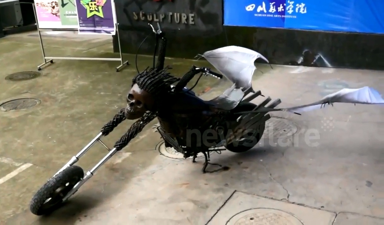 Xe chopper phong cach quy du, gan canh doi hinh anh
