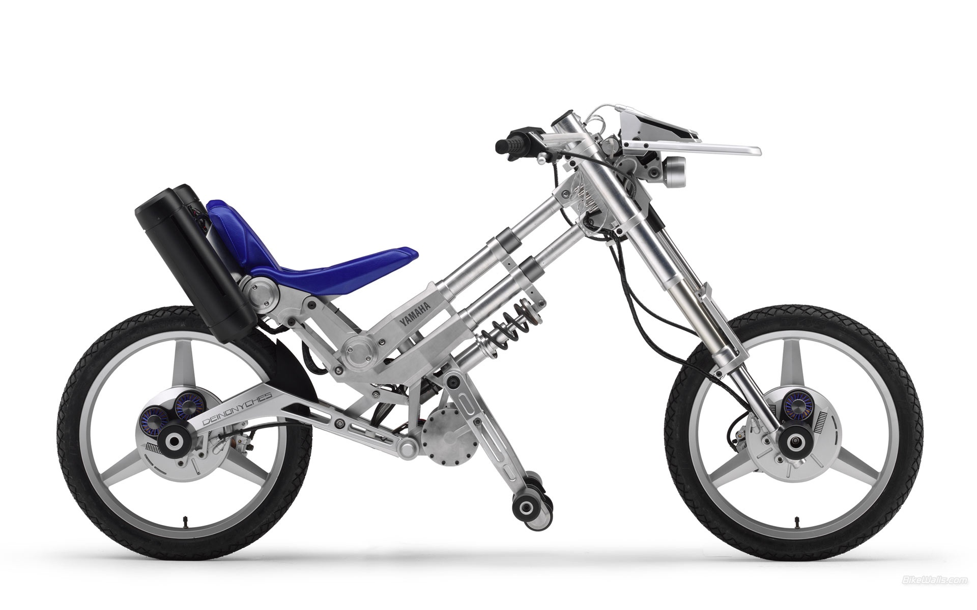 Mẫu concept xe điện Deinonychus được Yamaha đưa ra từ năm 2005. Có thể thấy hãng xe Nhật Bản đã đi trước thời đại khá sớm, bởi trong những năm gần đây, các mẫu xe sử dụng động cơ điện mới dần được quan tâm. Deinonychus sở hữu thiết kế khá động đáo, dẫn động 2 bánh và khung xe có thể điều chỉnh theo những hình dáng khác nhau, như sportbike, chopper, cào cào… Thiết kế của còn được đánh giá là phù hợp với cả những chương trình biểu diễn xe mạo hiểm. Tuy nhiên, bộ ắc quy có dung lượng nhỏ có thể là vấn đề khiến mẫu xe này không được sản xuất.