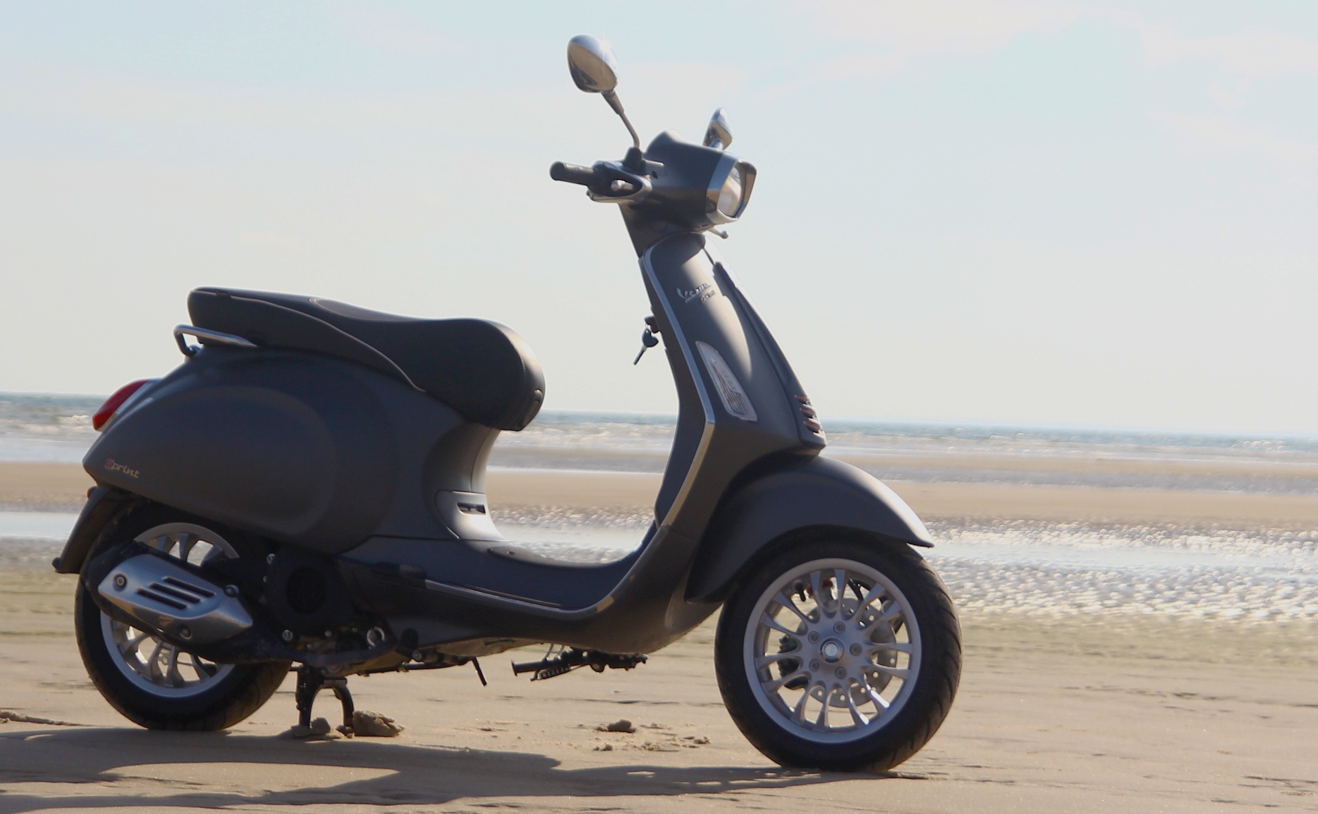 Vespa Sprint mang kiểu dáng hiện đại, tinh tế.