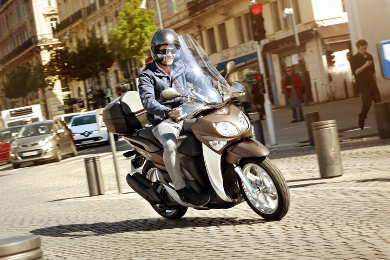 Mới đây, Yamaha Motor Deutschland (Đức) đã công bố những hình ảnh của mẫu xe tay ga cao cấp Xenter 2015. Thiết kế xe giữ những đường nét ấn tượng với cặp đèn pha đôi hình mắt cú ở phía trước. Cụm đồng hồ hiển thị sử dụng màn hình LCD hiện đại. Phía đuôi xe, đèn chiếc hậu và đèn xi-nhan đều sử dụng bóng LED.