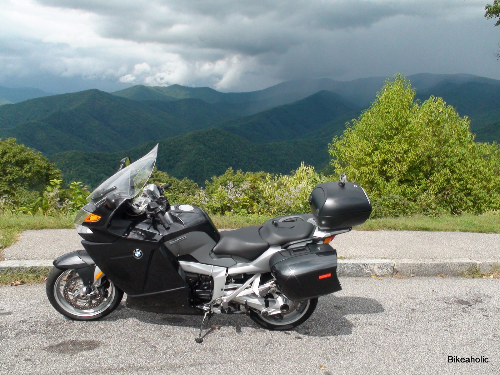 BMW K1300GT sở hữu khối động cơ công suất 175 mã lực và mô-men xoắn cực đại 140 Nm. Do đó, nó hoàn toàn đáp ứng khả năng vận hành ấn tượng, ổn định trên những chặng đường dài. Khả năng chứa đồ đạc của xe cũng được đánh giá ở mức cao.