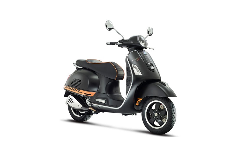 Trong khi đó, phiên bản Vespa GTS SuperSport nổi bật với lớp sơn mờ đen, cùng dải chữ Super màu vàng chạy dọc thân xe. Trên logo Vespa ở phần đầu xe được gắn kèm với chữ “S”. Bên cạnh đó, đường chỉ khâu trên yên xe cũng có màu cam, ăn khớp với cách trang trí xe. 